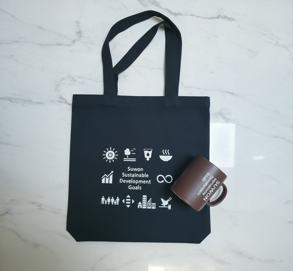 수원시 지속가능발전 굿즈 디자인 — Suwon SDGs 에코백·머그컵 1번 이미지 - 굿즈/판촉물 디자인타임 제작 사례